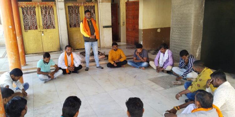 भाजपा युवा मंडल काकनवानी मण्डल की बैठक शिव मंदिर पर रखी थी।