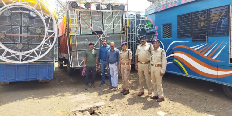 चौकी पिटोल पुलिस द्वारा नाबालिक अपर्हता को तलाश कर परिजनो को सुपुर्द किया एवं भगाकर ले जाने वाले दो आरोपीयो को गिरफ्तार कर जेल भेजा गया।