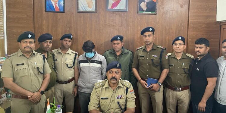 कई राज्यों में चोरी की घटना को अंजाम देने वाले अन्तराज्यीय चिरानी गैंग के शातिर अभियुक्त को पुलिस ने किया गिरफ्तार भारी मात्र में चुरायी गयी सोने व चाॅदी की ज्वैलरी बरामद |
