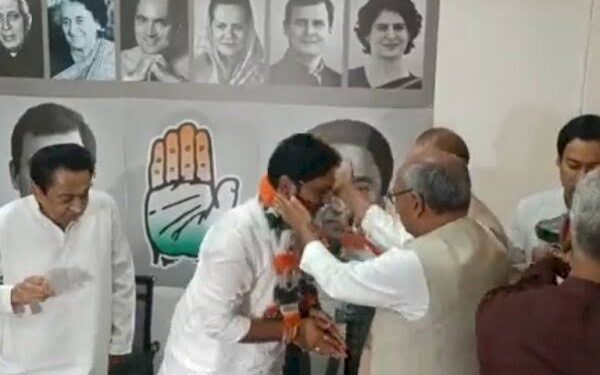 महाराज के इलाके में राजा ने दिया भाजपा को कड़ा झटका, कद्दावर नेता ने कमल छोड़ थामा कांग्रेस का हाथ भोपाल |