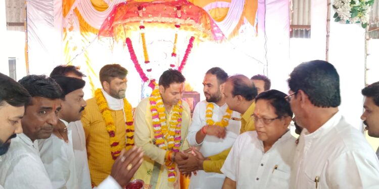 कांग्रेस विधायक पहुंचे माताजी के दर्शन के लिए |