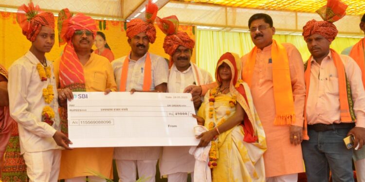 जनपद पंचायत रानापुर द्वारा सामूहिक विवाह कार्यक्रम का आयोजन स्थानीय दशहरा मैदान रानापुर में किया गया।