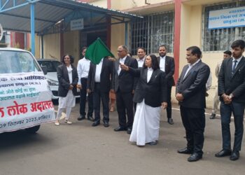 तीसरी नेशनल लोक अदालत के प्रचार-प्रसार वाहन को न्यायालय परिसर झाबुआ से हरी झंडी दिखाकर रवाना किया गया।