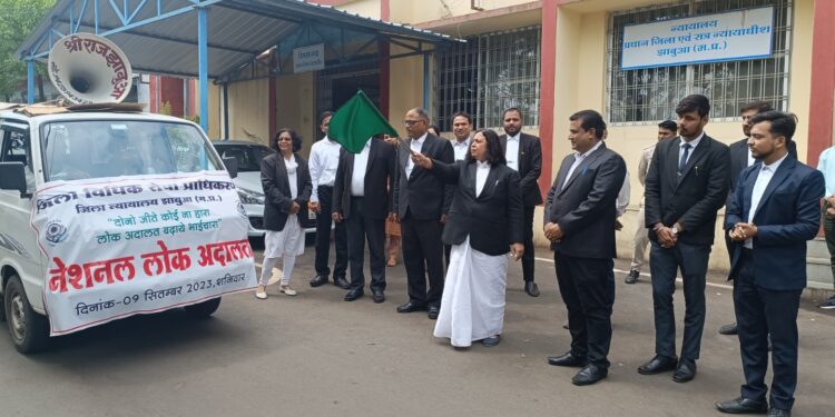 तीसरी नेशनल लोक अदालत के प्रचार-प्रसार वाहन को न्यायालय परिसर झाबुआ से हरी झंडी दिखाकर रवाना किया गया।