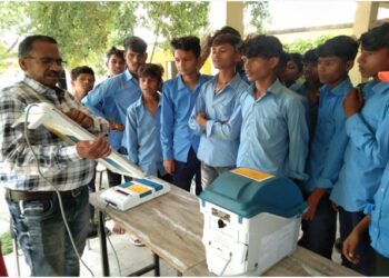 नवीन मतदाताओ को ईवीएम पर डेमो मतदान के द्वारा जागरूकता कार्यक्रम आयोजित किया गया।