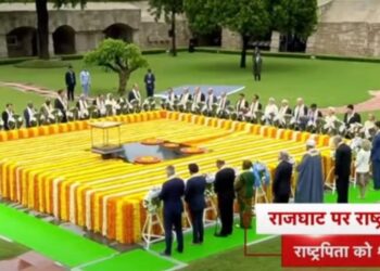 प्रेम व अहिंसा की ताकत देखिए, सारा विश्व एक साथ एक कपड़ा पहनने वाले महात्मा गांधी के सामने नतमस्तक है।