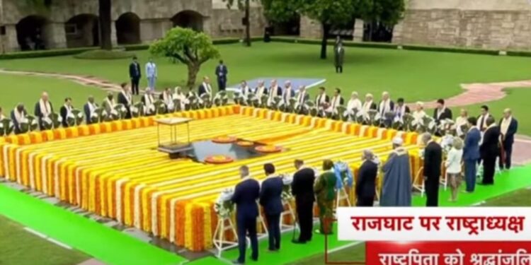 प्रेम व अहिंसा की ताकत देखिए, सारा विश्व एक साथ एक कपड़ा पहनने वाले महात्मा गांधी के सामने नतमस्तक है।