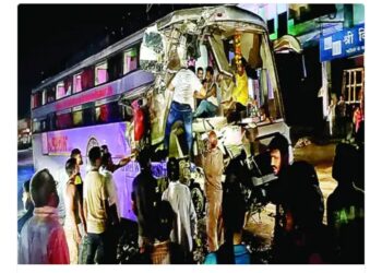 मंदसौर से अहमदाबाद जा रही अशोक ट्रेवल्स की बस फिर हुई दुर्घटनाग्रस्त 2 की मृत्यु, 2 गंभीर घायल |