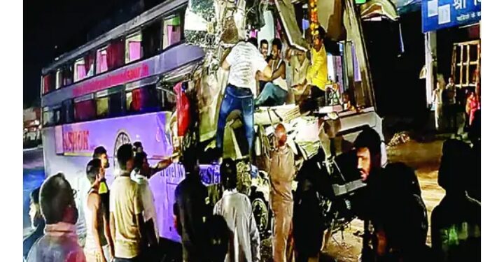 मंदसौर से अहमदाबाद जा रही अशोक ट्रेवल्स की बस फिर हुई दुर्घटनाग्रस्त 2 की मृत्यु, 2 गंभीर घायल |