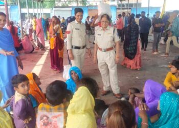 हॉट बाजार स्थल भ्रमण निर्भया मोबाइल एवं थाना/चौकी द्वारा भ्रमण और महिलाओं बालिकाओं बच्चों से संवाद किया गया।