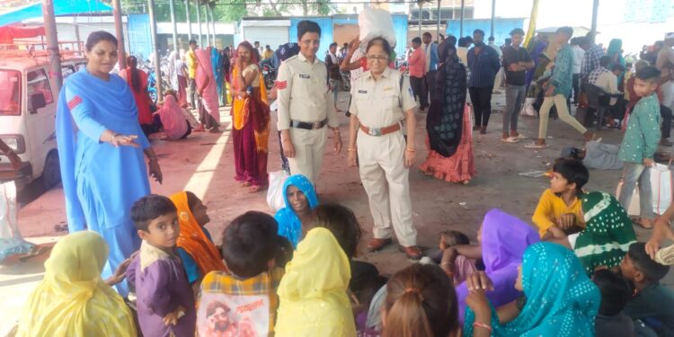 हॉट बाजार स्थल भ्रमण निर्भया मोबाइल एवं थाना/चौकी द्वारा भ्रमण और महिलाओं बालिकाओं बच्चों से संवाद किया गया।