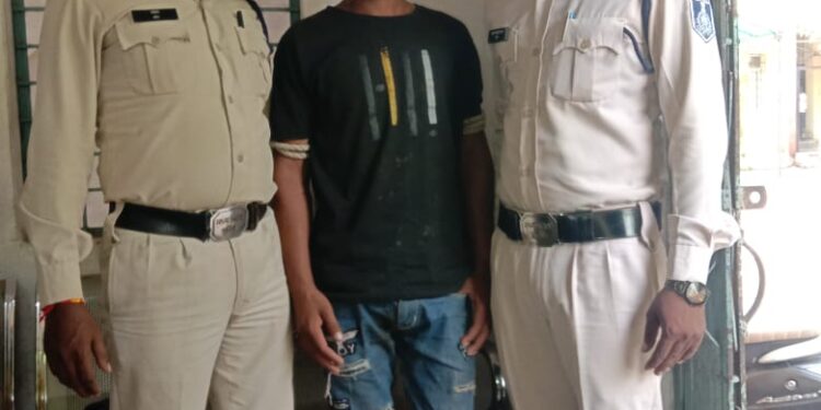 चौकी कंजावानी थाना राणापुर पुलिस द्वारा चोरी गई तुफान गाडी जप्त कर एक आरोपी को गिरफ्तार किया गया।