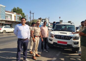 आदर्श आचार संहिता का पालन करवाने में जुटा प्रशासन,पुलीस ने राजनीतिक दलो के वाहनों से प्लेट हटवाई |