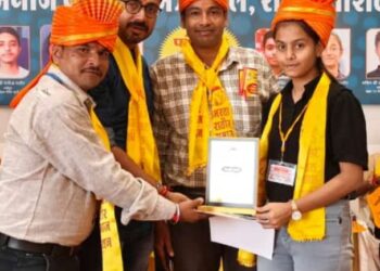 राज्यस्तरीय प्रतिभा सम्मान समारोह में अतिथि के रूप में वरिष्ठ प्रशासनिक (ED MPIDC) श्री राजेश राठौर ने कहा कि भविष्य के नायकों (बच्चो) को मंचासीन कर सम्मानित करने वाली समाज ही श्रेष्ठ समाज के रूप में उभरती है।