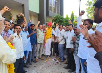 विधायक श्री सिसोदिया को चौथी बार टिकट मिलने पर गांव बानी खेड़ी में पटाखे जलाकर मनाई खुशियां कार्यकर्ताओं ने बाटी मिठाइयां