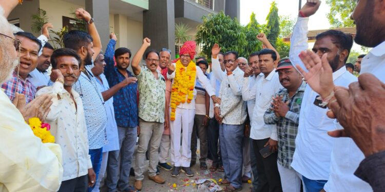 विधायक श्री सिसोदिया को चौथी बार टिकट मिलने पर गांव बानी खेड़ी में पटाखे जलाकर मनाई खुशियां कार्यकर्ताओं ने बाटी मिठाइयां