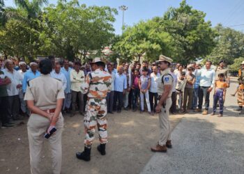 दलौदा पुलीस तथा आईटीबीपी जवानों ने संयुक्त पैदल मार्च निकाला,आमजनों से संवाद किया,तथा शतप्रतिशत मतदान की अपील की