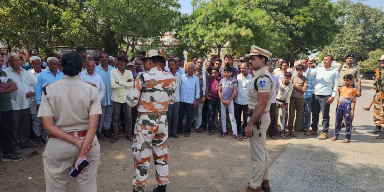 दलौदा पुलीस तथा आईटीबीपी जवानों ने संयुक्त पैदल मार्च निकाला,आमजनों से संवाद किया,तथा शतप्रतिशत मतदान की अपील की