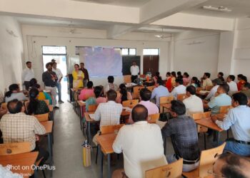 कलेक्टर ने किया मतदान अधिकारियों के प्रशिक्षण का निरीक्षण।