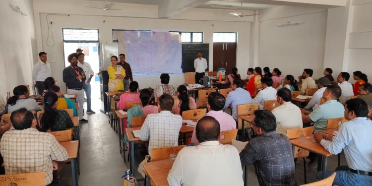 कलेक्टर ने किया मतदान अधिकारियों के प्रशिक्षण का निरीक्षण।