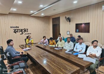 उप मुख्य निर्वाचन पदाधिकारी भोपाल द्वारा पोस्टल बैलेट एवं एम.सी.सी. के सम्बन्ध में वीडियो कान्फ्रेसिंग ली गई।