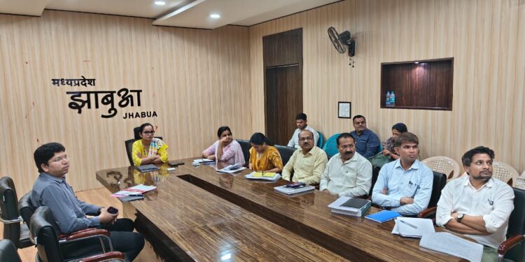 उप मुख्य निर्वाचन पदाधिकारी भोपाल द्वारा पोस्टल बैलेट एवं एम.सी.सी. के सम्बन्ध में वीडियो कान्फ्रेसिंग ली गई।