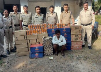 पेटलावाद विधानसभा क्षेत्र से 1 लाख 21 हजार 240 रूपए की शराब को जप्त किया गया।