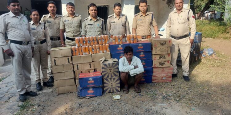 पेटलावाद विधानसभा क्षेत्र से 1 लाख 21 हजार 240 रूपए की शराब को जप्त किया गया।