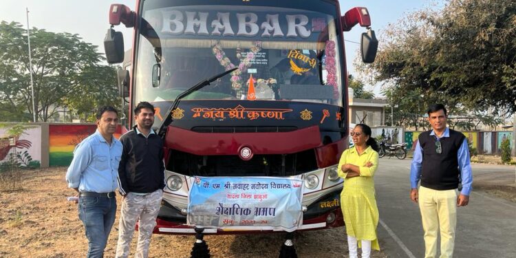 शैक्षणिक भ्रमण पर पीएम श्री नवोदय विद्यालय के छात्र- छात्राएँ को इंदौर ओर मांडू लेजाया गया।