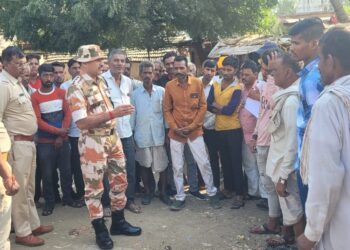 मंदसौर पुलिस और अर्धसैनिक बलों ने आने वाले विधानसभा चुनाव के लिए आदर्श आचार संहिता का पालन सुनिश्चित करने के लिए विभिन्न क्षेत्रों में फ्लैग मार्च किया।