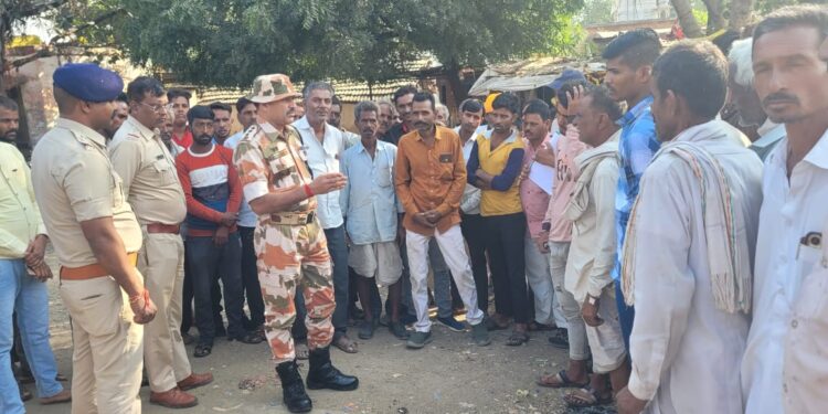 मंदसौर पुलिस और अर्धसैनिक बलों ने आने वाले विधानसभा चुनाव के लिए आदर्श आचार संहिता का पालन सुनिश्चित करने के लिए विभिन्न क्षेत्रों में फ्लैग मार्च किया।