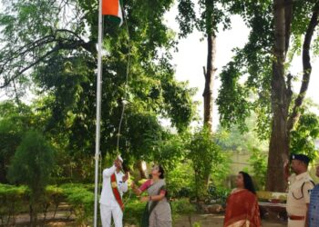 मध्यप्रदेश स्थापना दिवस पर कलेक्टर कार्यालय परिसर में कलेक्टर ने किया ध्वजारोहण।