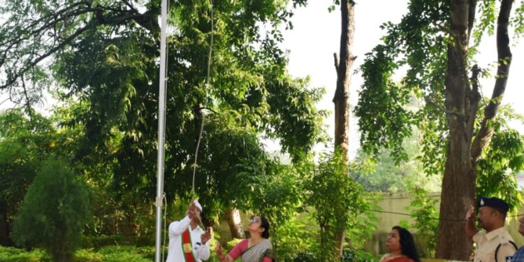 मध्यप्रदेश स्थापना दिवस पर कलेक्टर कार्यालय परिसर में कलेक्टर ने किया ध्वजारोहण।