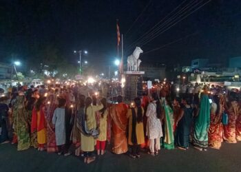 पेटलावाद में मतदाता जागरूकता कार्यक्रम के तहत मशाल, कैंडल रैली का आयोजन किया गया।