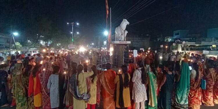 पेटलावाद में मतदाता जागरूकता कार्यक्रम के तहत मशाल, कैंडल रैली का आयोजन किया गया।