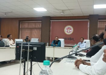 खरगोन जिला कलेक्टर कर्मवीर शर्मा द्रारा पत्रकारों के साथ लि गई प्रेसवार्ता