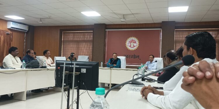 खरगोन जिला कलेक्टर कर्मवीर शर्मा द्रारा पत्रकारों के साथ लि गई प्रेसवार्ता