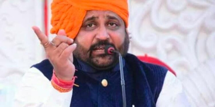 BREAKINGश्री राष्ट्रीय राजपूत करणी सेना के राष्ट्रीय अध्यक्ष की हत्या:सुखदेव सिंह गोगामेड़ी को बदमाशों ने घर में घुसकर मारी गोली |