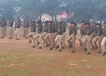 पुलिस इंस्पेक्टर अनुराग सुजानिया ने मंदसौर में जनरल परेड का निरीक्षण किया, कर्मचारियों के टर्नआउट की जाँच की और इवेंट में जिले के कर्मचारियों और इकाइयों को प्रस्तुत किया।