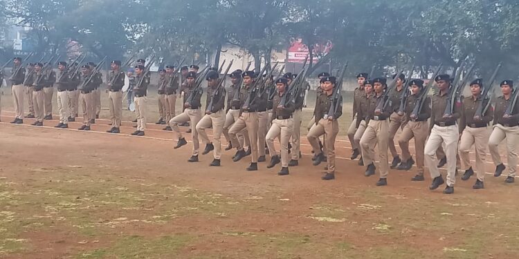 पुलिस इंस्पेक्टर अनुराग सुजानिया ने मंदसौर में जनरल परेड का निरीक्षण किया, कर्मचारियों के टर्नआउट की जाँच की और इवेंट में जिले के कर्मचारियों और इकाइयों को प्रस्तुत किया।