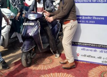 निशुल्क हेलमेट वितरण कार्यक्रम के 11वें चरण का आयोजन मंदसौर शहर में सीतामऊ रोड लाभ मुनि नेत्र चिकित्सालय के सामने वीवो मोबाइल कंपनी की ओर से किया जा रहा है |