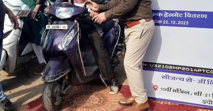 निशुल्क हेलमेट वितरण कार्यक्रम के 11वें चरण का आयोजन मंदसौर शहर में सीतामऊ रोड लाभ मुनि नेत्र चिकित्सालय के सामने वीवो मोबाइल कंपनी की ओर से किया जा रहा है |