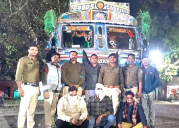 खरगोन पुलिस ने 500 बोरी उडद भरे ट्रक की चोरी में शामिल तीन आरोपियों को गिरफ्तार किया और चोरी हुए ट्रक को सफलतापूर्वक वापस प्राप्त किया। पुलिस टीम को बधाई!