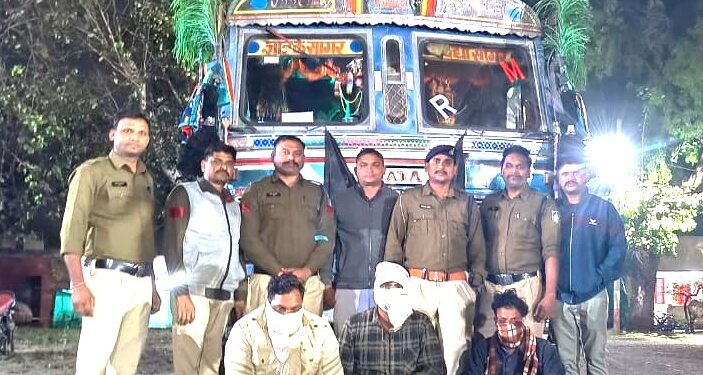 खरगोन पुलिस ने 500 बोरी उडद भरे ट्रक की चोरी में शामिल तीन आरोपियों को गिरफ्तार किया और चोरी हुए ट्रक को सफलतापूर्वक वापस प्राप्त किया। पुलिस टीम को बधाई!