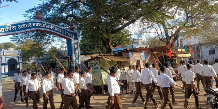 स्वयं सेवकों का निकला पथ संचलन।