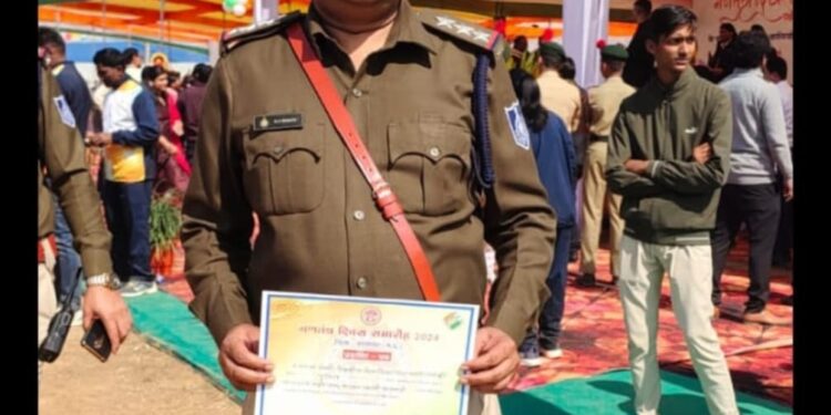 पूर्व टांडा बरूड़ थाना प्रभारी सेमलिया को बालाघाट पुलिस अधीक्षक एवं कलेक्टर ने उत्कृष्ट कार्य करने पर प्रशंसा पत्र देकर सम्मानित किया गया