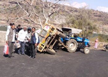 स्कूली छात्रों से भरी ट्रैक्टर ट्राली पलटी 42 छात्र घायल 4 गंभीर को झालावाड़ रेफर किया पिकनिक मनाने गांधी सागर बांध गए थे |