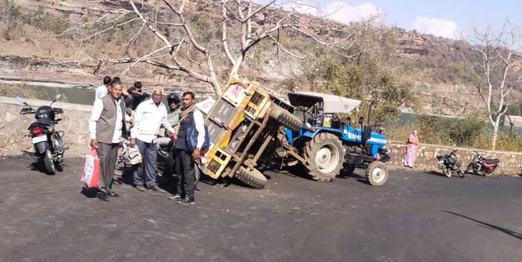 स्कूली छात्रों से भरी ट्रैक्टर ट्राली पलटी 42 छात्र घायल 4 गंभीर को झालावाड़ रेफर किया पिकनिक मनाने गांधी सागर बांध गए थे |