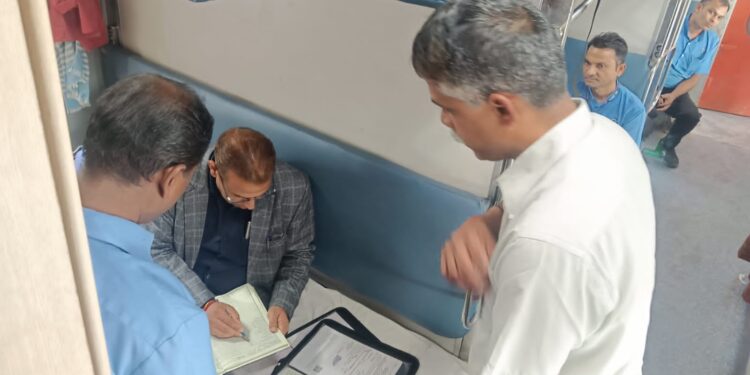 मजिस्ट्रेट चेकिंग से बिना टिकट यात्रियों में मचा हड़कंप |