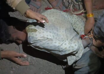 भेड़ चोरी करते पकड़ाया युवक ग्रामीणों ने हाथ पैर बांधे किया पुलिस के हवाले |